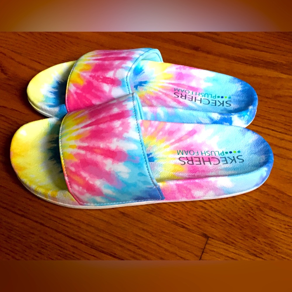 Skechers Cali plush foam rainbow tie dye slides 💜🌈💛 brand new in box, size 7